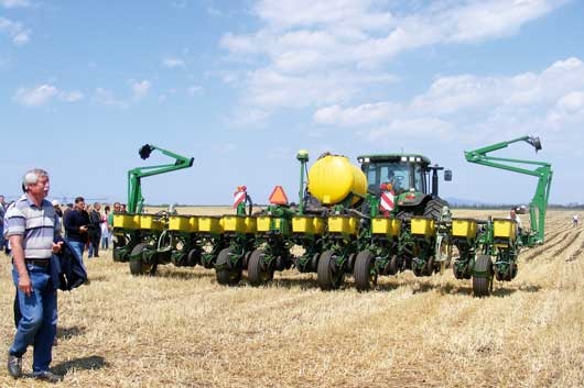 12 soros szemenk&eacute;nti vetőg&eacute;p 1200 literes, UV- &eacute;s vegyszer&aacute;ll&oacute; tart&aacute;llyal