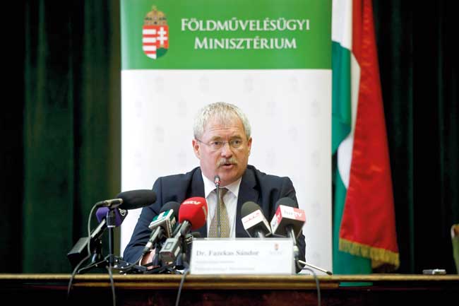 &bdquo;A teljes agr&aacute;rpolitik&aacute;t a nagy&uuml;zem-elleness&eacute;g jellemzi&rdquo; &ndash; M&eacute;rlegen a miniszter 