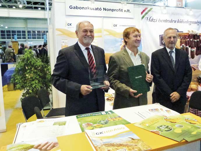 Az OMÉK Növénytermesztési Díját a Gabonakutató új igazgatója, dr. Bóna Lajos (középen), illetve a régi vezető, Szilágyi László (balra) vette át szeptemberben (Fotó: GK)