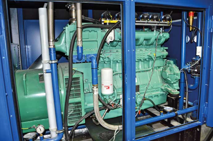 A DOOSAN&ndash;Erdgasmotor GE12 TIC gy&aacute;rtm&aacute;ny&uacute; g&aacute;zmotor hajtja meg a gener&aacute;tort