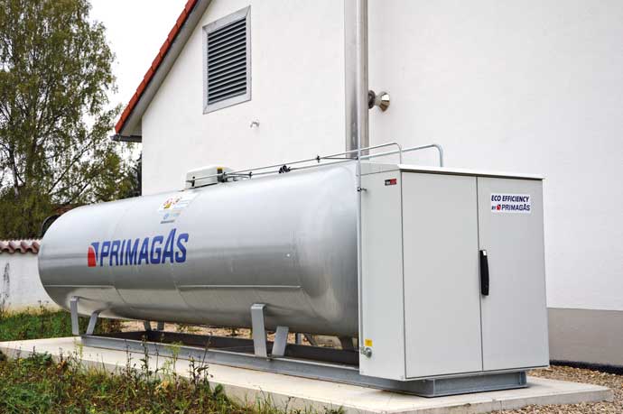 A t&aacute;vfűt&eacute;si hők&ouml;zpont &eacute;p&uuml;lete előtt helyezt&eacute;k el a PRIMAGAS  prop&aacute;ng&aacute;ztart&aacute;ly&aacute;t