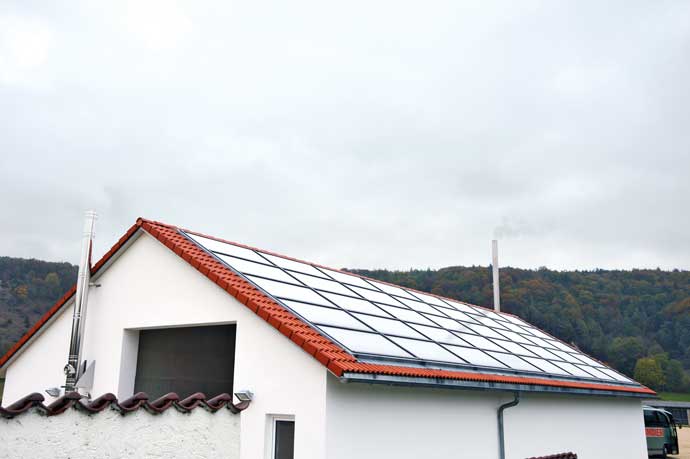 Az energiak&ouml;zpont &eacute;p&uuml;let&eacute;nek tetej&eacute;t napkollektorok &eacute;s napelemek bor&iacute;tj&aacute;k