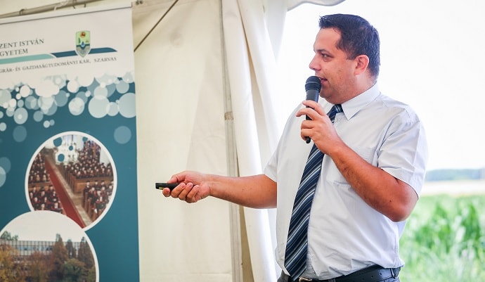 Dr. Fut&oacute; Zolt&aacute;n előad&aacute;s&aacute;t tartja