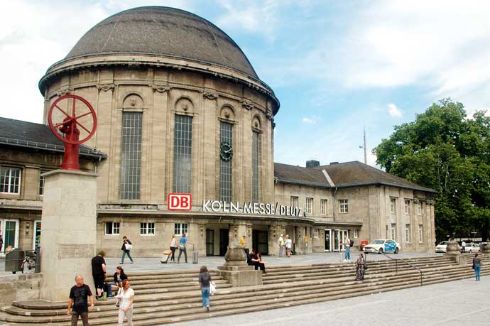A Köln-Deutz vasútállomás előtt áll Otto és Langen emlékműve