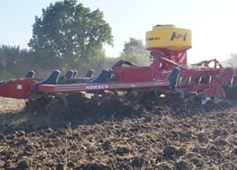 Kombin&aacute;tor kieg&eacute;sz&iacute;tő vetőelemmel