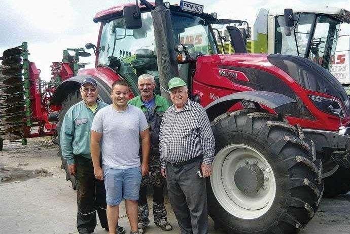 A legújabb traktor, a Valtra előtt Giricz Máté, Giricz Petrik, Csalah Sándor és Tímár Béla