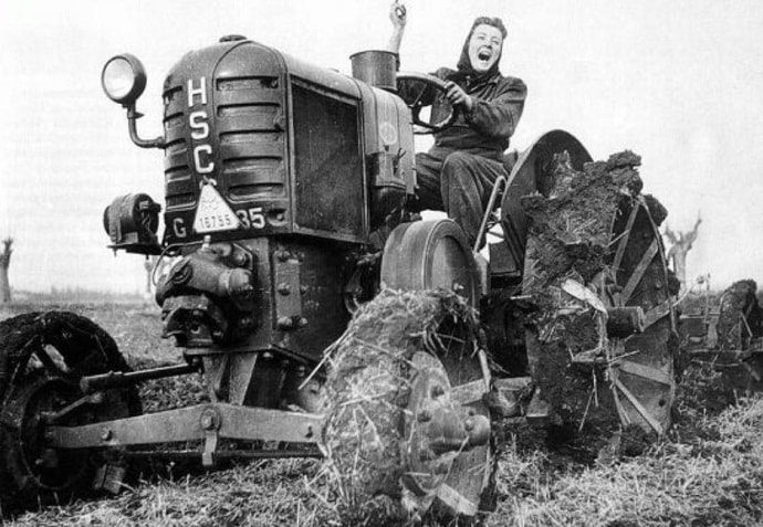 Hölgyek a traktoron 