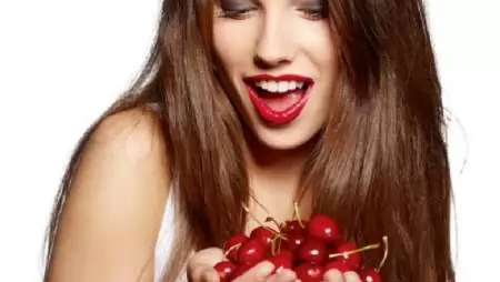 Piros lúgosítók – Kora nyári gyümölcseink  jótékony hatásai