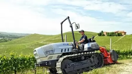 Lánctalpak  járják a szőlőt – Nehéz terepen is boldogul  a Sauska Pincészet traktora