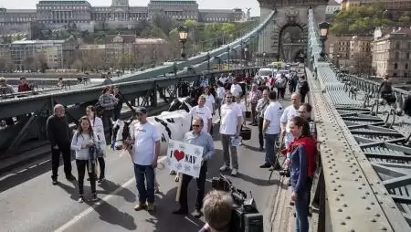 Mintegy félszáz tejtermelő tüntetett hétfőn a fővárosban