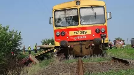 Vonat és traktor ütközött Fábiánsebestyénnél, egy ember meghalt