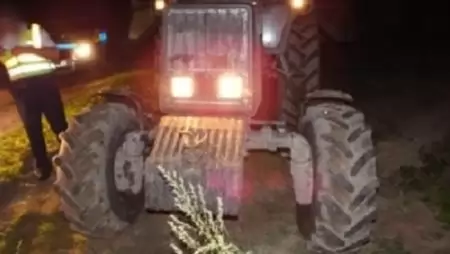 Lopott traktorral menekült