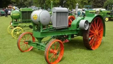 Százesztendős lett a John Deere