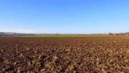Közokirat-hamisítás miatt vádat emeltek a szekszárdi földügyben