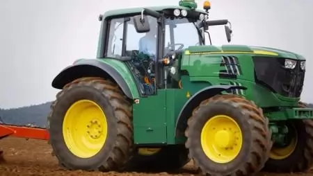 Villanytraktorral megy Párizsba a Deere