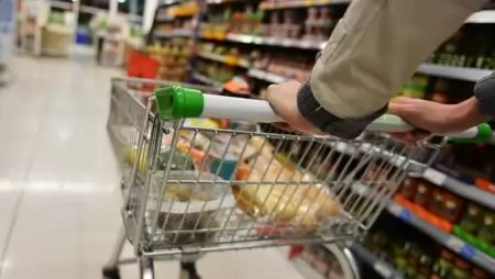 A kormánynak foglalkoznia kell a magyar boltokba kerülő silányabb élelmiszerek ügyével