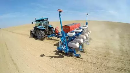 A Monosem NX M8 szemenkénti vetőgép munkája gyorsabb,  pontosabb