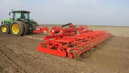 Opall-AgriSaturn IV magágykészítőkompaktor Csehországból