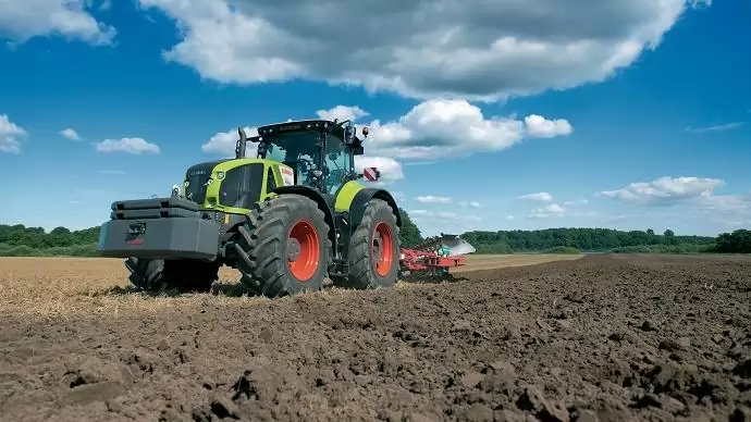 Plasztikai műtét után még szexibb a Claas nagytraktora