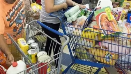 Újabb botrányos esetek az élelmiszerek kettős minősége miatt