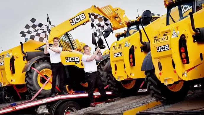 A JCB segít a Forma–1-es menőknek