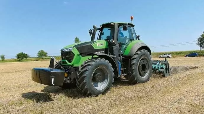 Traktorok borították zöldbe  az augusztusi határt