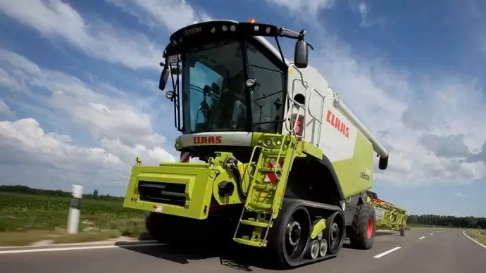 Vége az autósok bosszúságának: a traktor hírt ad magáról az úton