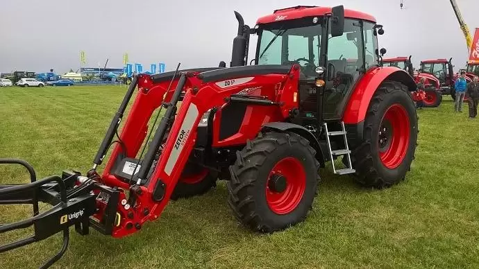 Nagyon ütős lett az új homlokrakodós Zetor