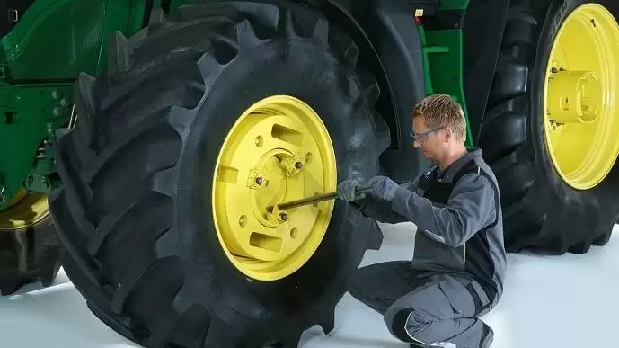 A John Deere a kerekekre teszi a pótsúlyokat