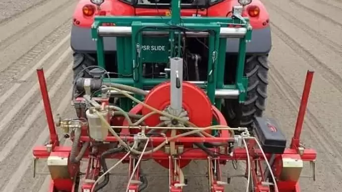 Nem kell okosnak lennie a traktornak, ha van egy ilyen eszközünk (+videó)