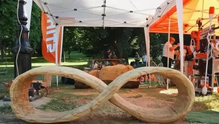 Így néz ki egy „∞” végtelen formájú fapad