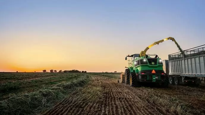 Itt a közel 1000 lóerős John Deere silózó!