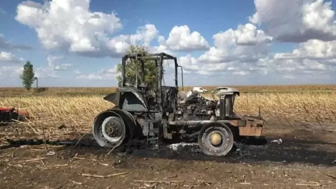 Kigyulladt egy traktor Hajdúszovát közelében, egy szántóföldön