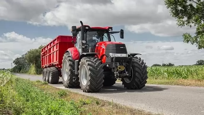 Fékezéskor a traktor vezérli a pótkocsit a Case IH-nál