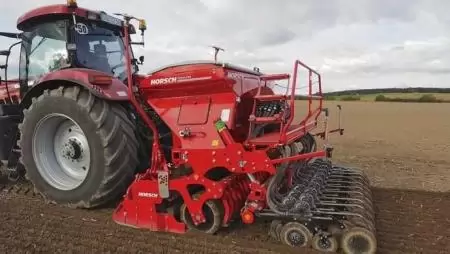 Aprómag vetése forgóboronás vetőgéppel 