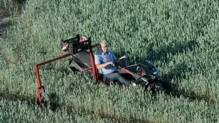 Minek gyalogolni, ha lehet egy szántóföldi robogónk is? (+Videó)