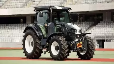 Fekete traktor ünnepli Kolozsvárt