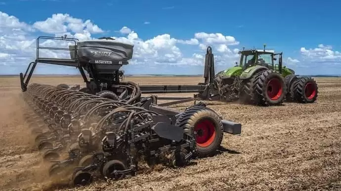 Óriási vetőgéppel hódít a Fendt
