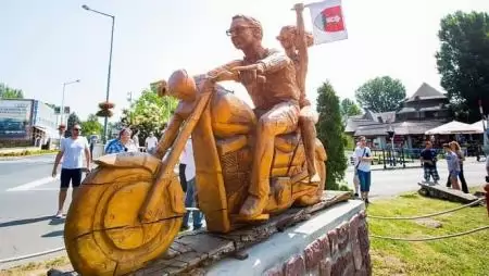 Szabadság szobor a Balaton partján