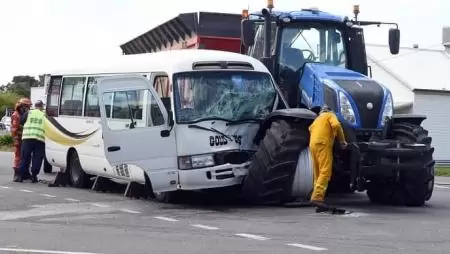 Traktoros karambol: a busz húzta a rövidebbet