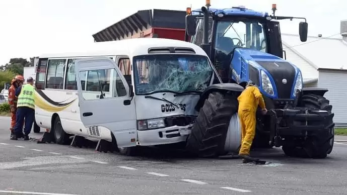 Traktoros karambol: a busz húzta a rövidebbet