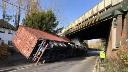 Majdnem átfért a kamion