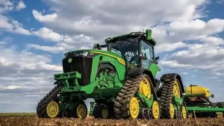 Négy gumihevederrel: John Deere 8RX