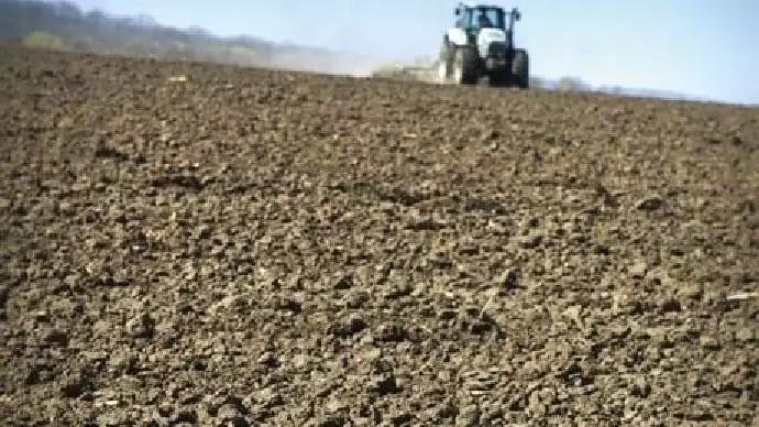 Évtizede hegymenetben a földárak