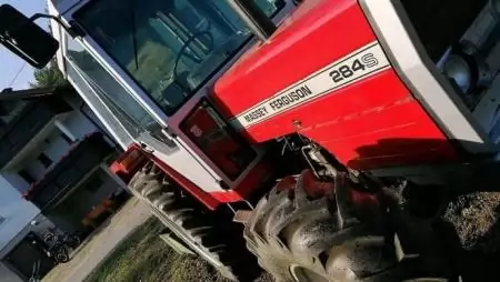 Még a fal sem állította meg a traktort