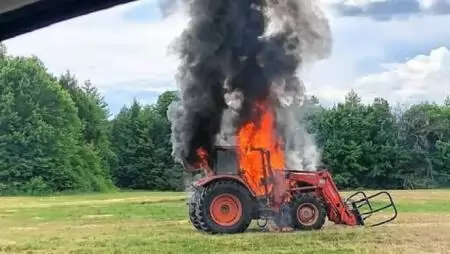 Porrá leszünk: kiégett egy traktor a kaszálón