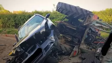 A BMW pótkocsival együtt borította fel a traktort