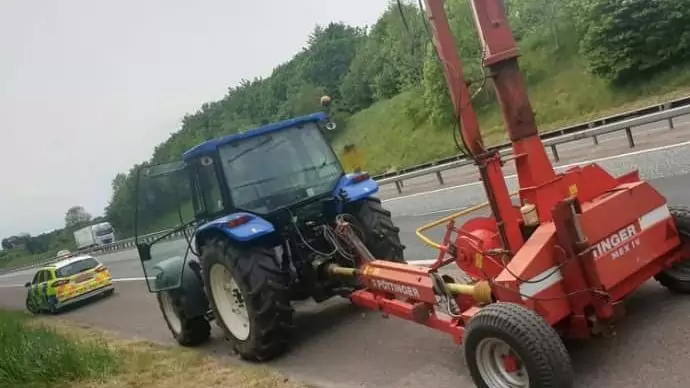 Ügyes: traktorral az autópályán