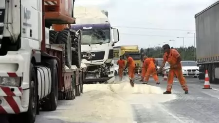 M0-ás liszt: rendesen felszórták az autóutat