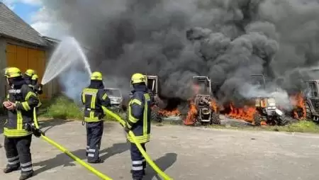 Traktorok, permetezők és egy öreg kocsi: minden odalett